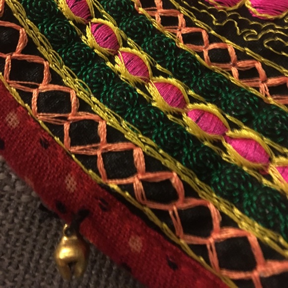 Beautiful Shoulder Bag with Elephant Embroidered - Picture 5 of 5